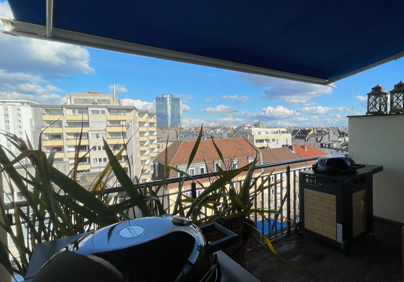 Großer Balkon mit Weitsicht über Frankfurt und mit Grills für BBQ im Rahmen von Koch-Events BALZER-Event-Locations-Rooftop-Apartment-LOFT8-Grosser-Balkon