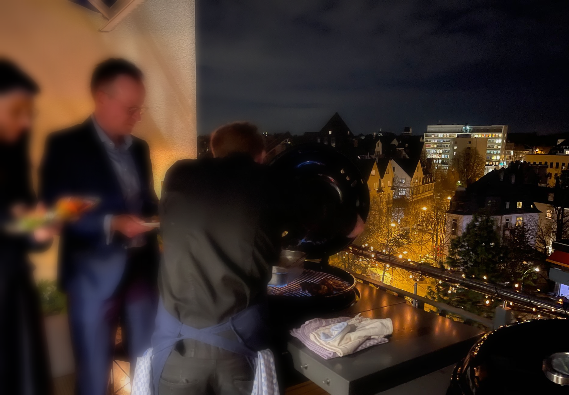 Großer Balkon mit Weitsicht über Frankfurt und mit Grills für BBQ im Rahmen von Koch-Events und Dinner BALZER-Event-Locations-Rooftop-Apartment-LOFT8-BBQ-auf-dem-Balkon