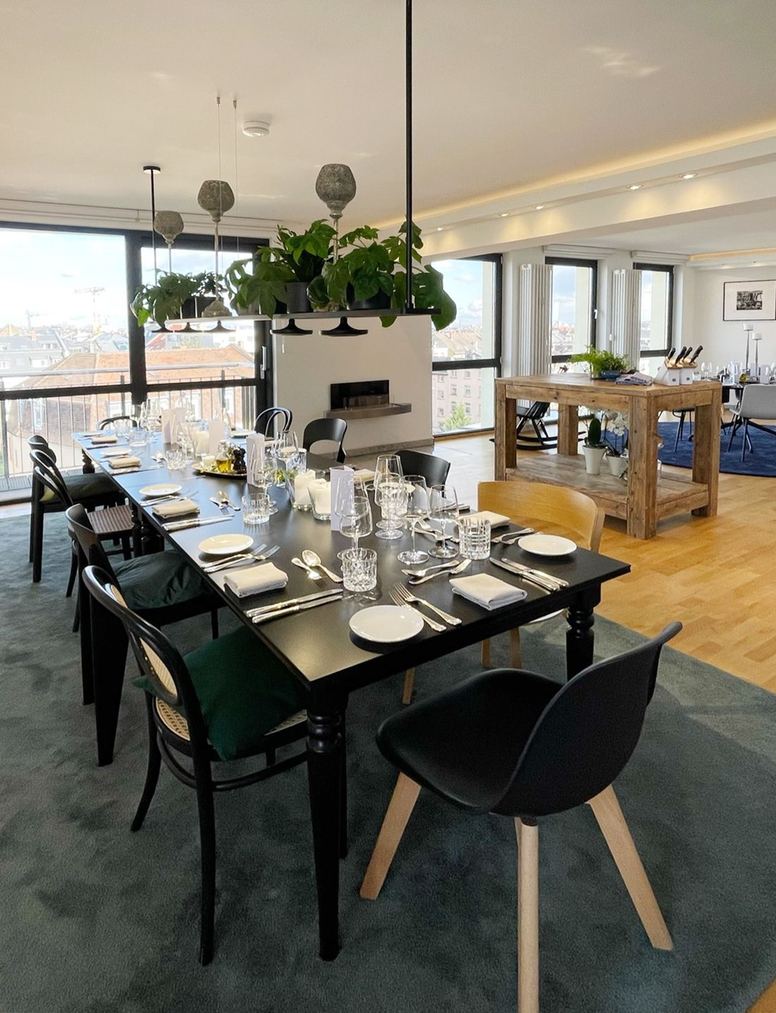 Vorhandene Tafel mit unterschiedlichen Stühlen von Des BALZER-Event-Locations-Rooftop-Apartment-LOFT8-Tafel