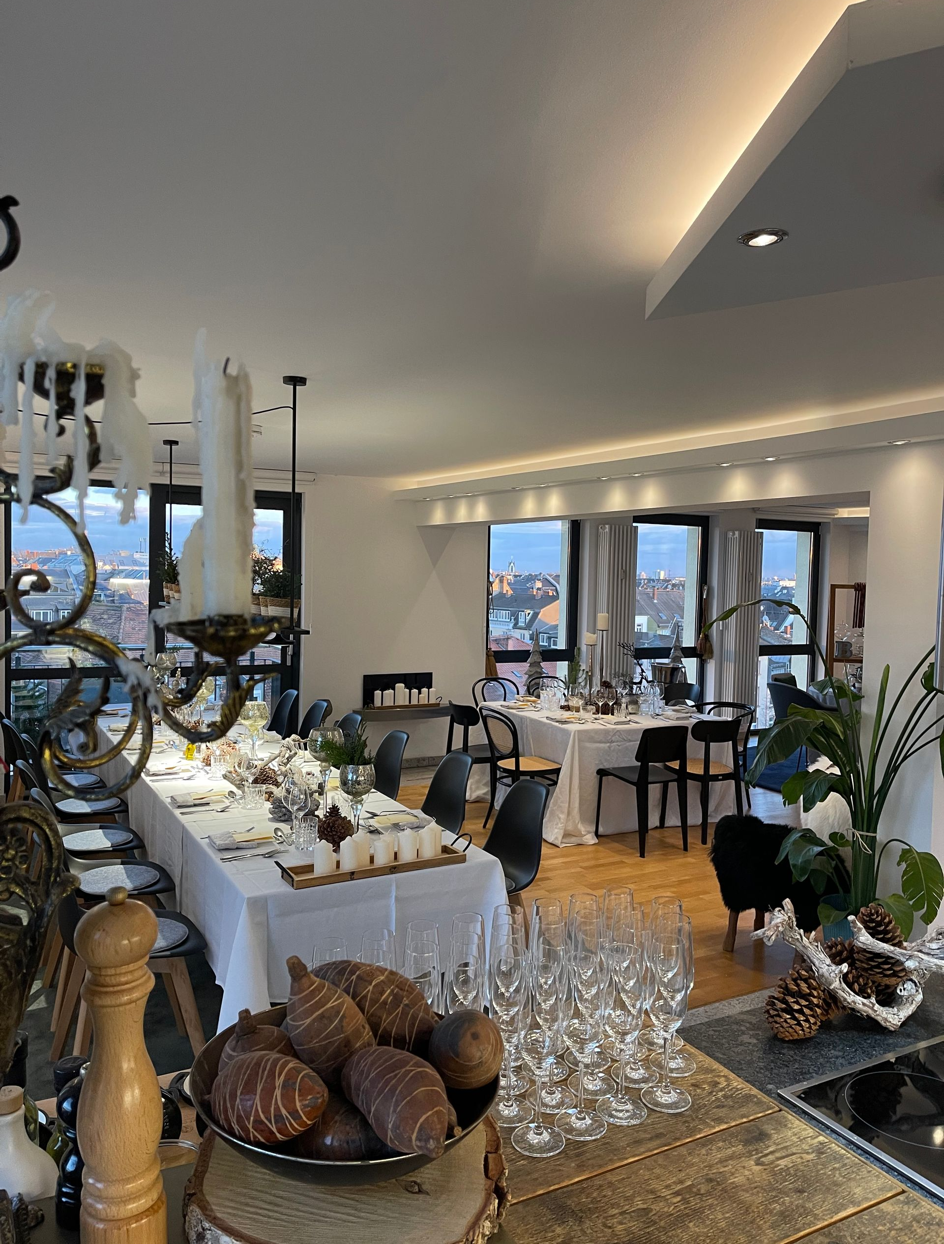 Vorhandene Tafel mit unterschiedlichen Stühlen von Designern BALZER-Event-Locations-Rooftop-Apartment-LOFT8-gedeckte Tafel