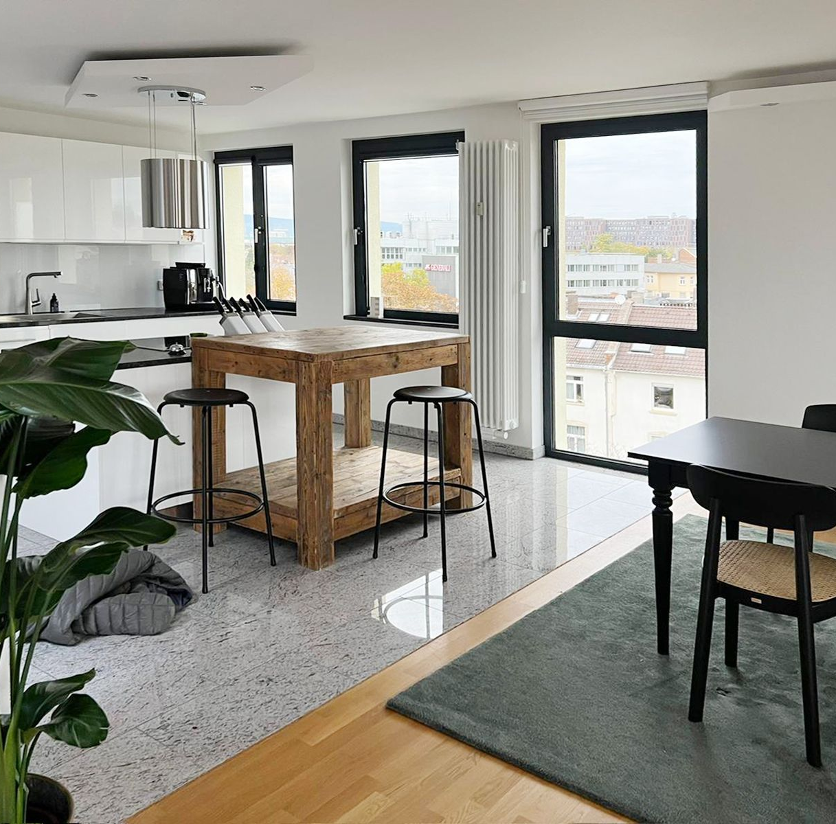 Empfangsbereich an offener Küche mit Tafel für BALZER-Event-Locations-Rooftop-Apartment-LOFT8-Kuechenbereich
