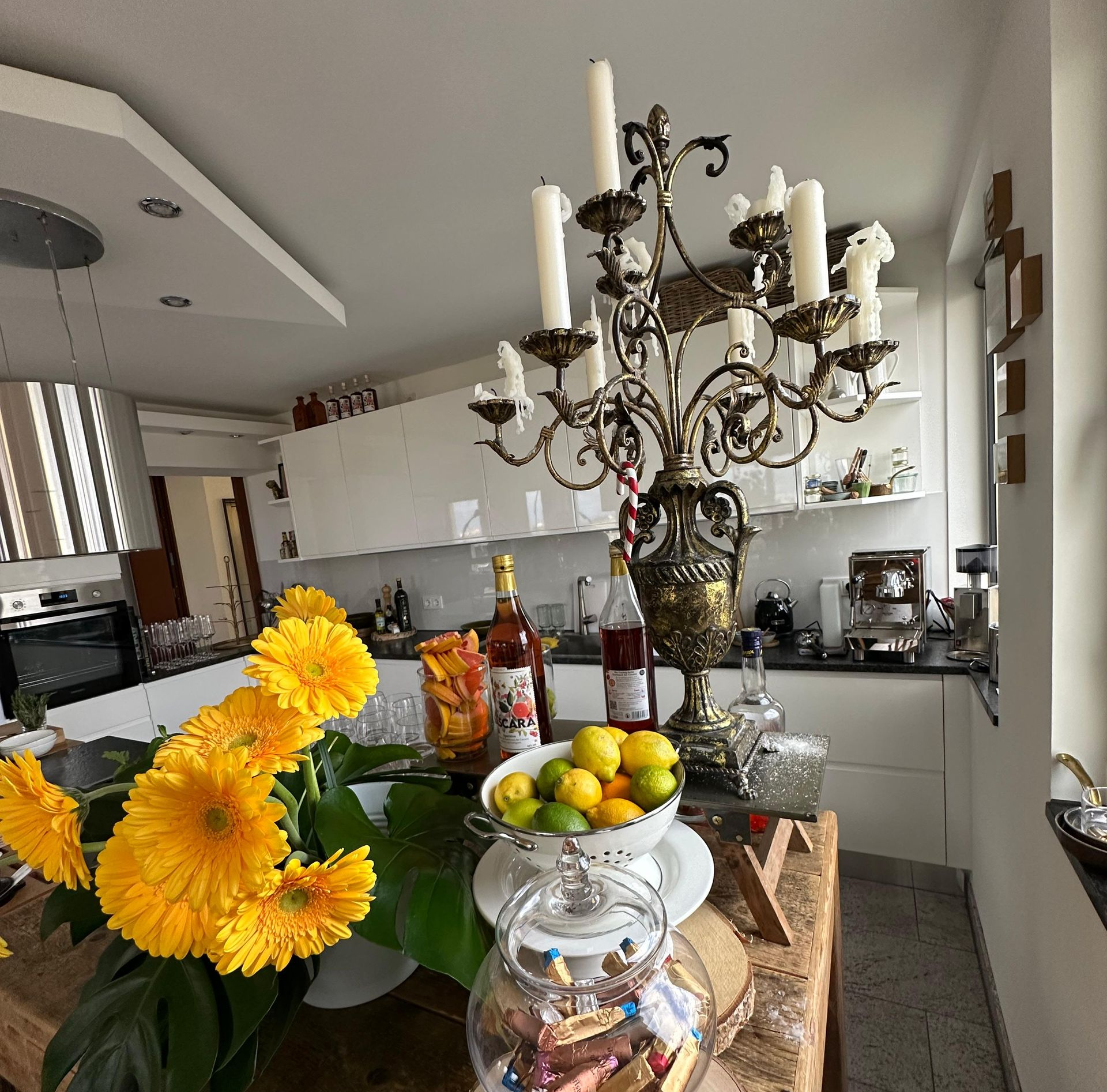 Empfangsbereich an offener Küche mit Tafel für ca. 10 Personen BALZER-Event-Locations-Rooftop-Apartment-LOFT8-Blick-zur-Kueche