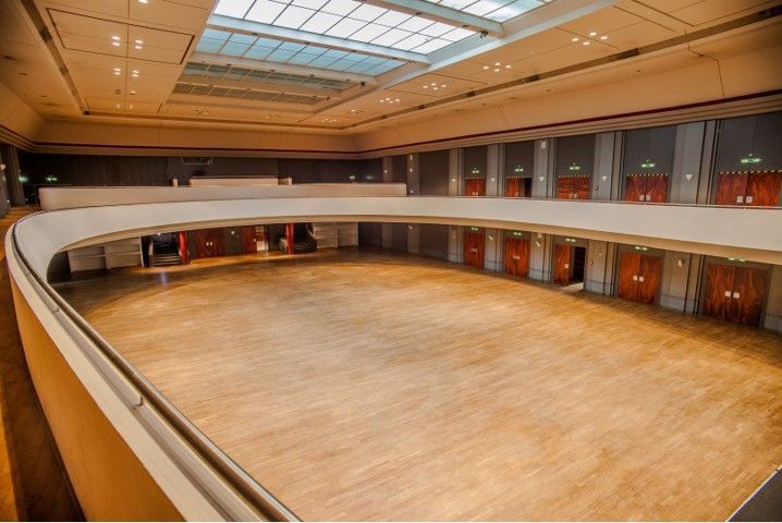 Großer-Saal-mit-umlaufender-Empore BALZER-Event-Location-Zoo-Gesellschaftshaus-Großer-Saal-mit-umlaufender-Empore