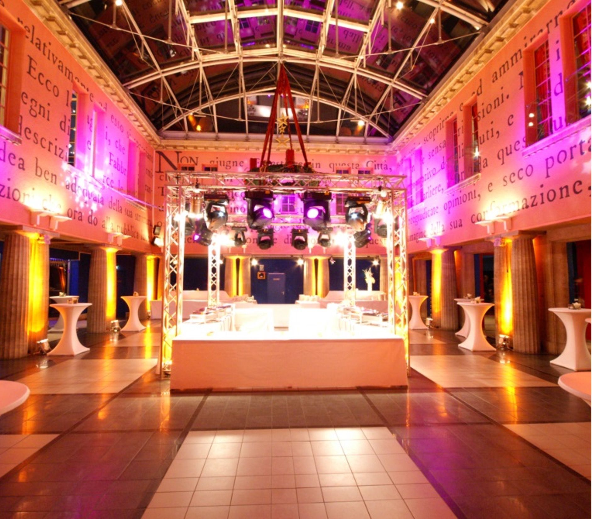 Buffetinszenierung im Foyer BALZER-Event-Location-Capitol-Offenbach-Foyer-mit-Inszenierung