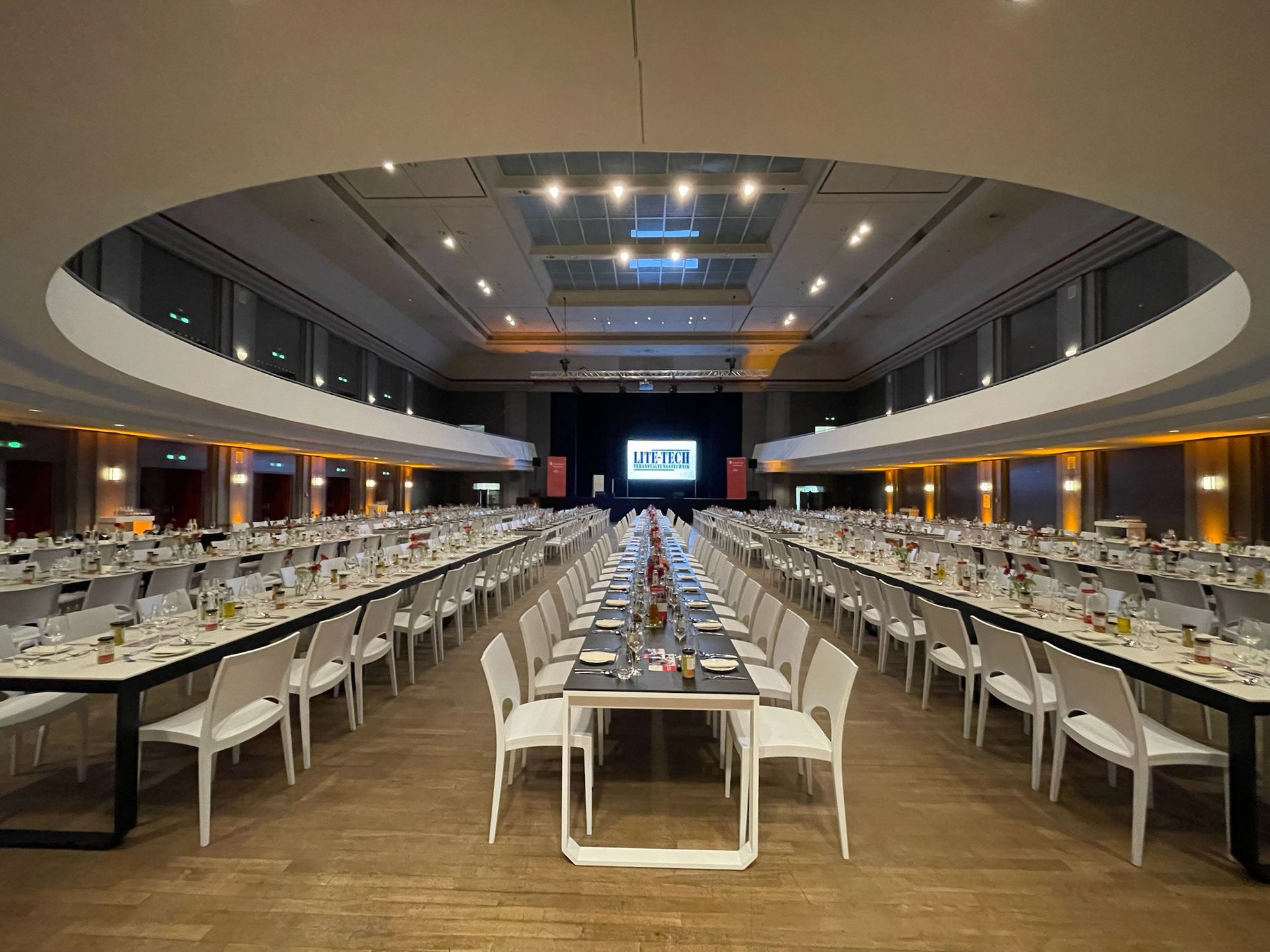 Großer-Saal-mit-umlaufender-Empore BALZER-Event-Location-Zoo-Gesellschaftshaus-Großer-Saal-mit-umlaufender-Empore-und-Tafeln-im-Erdgeschoss