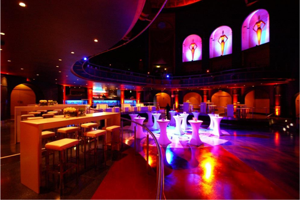 Genügend Raum für Teilnehmer von Events, Seminaren und Kongressen BALZER-Event-Location-Capitol-Offenbach-Auditorium-vor-Buehne