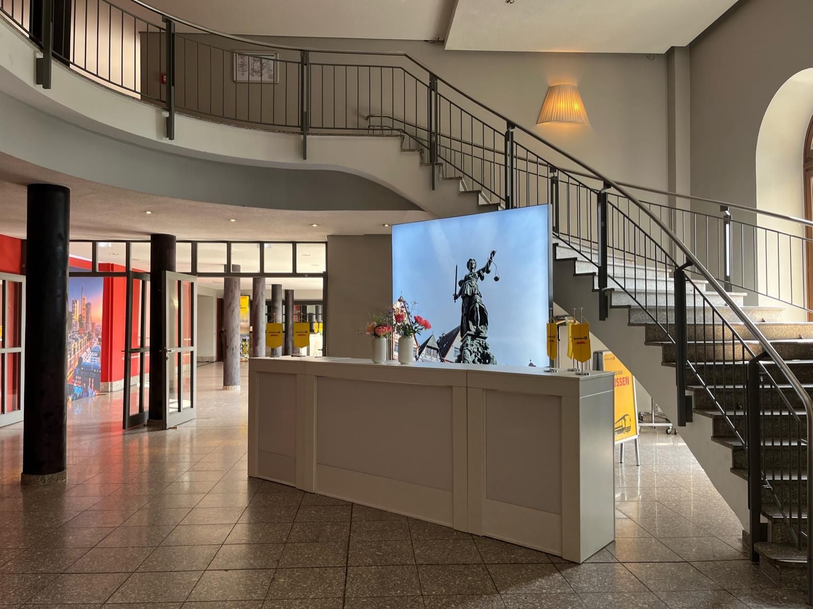 Hauptfoyer mit Registration Desk mit Aufgang zur Empore (rechts) BALZER-Event-Location-Zoo-Gesellschaftshaus-Foyer-Haupteingang-mit-Registration-Desk