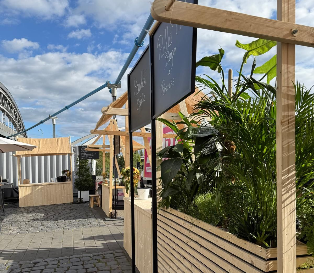 Honsellbrücke - Aussenansicht mit Terrasse, die wir mit unseren Event-Ideen individuell geestalten BALZER-Event-Locations-Honsellbruecke-Familie-Montez