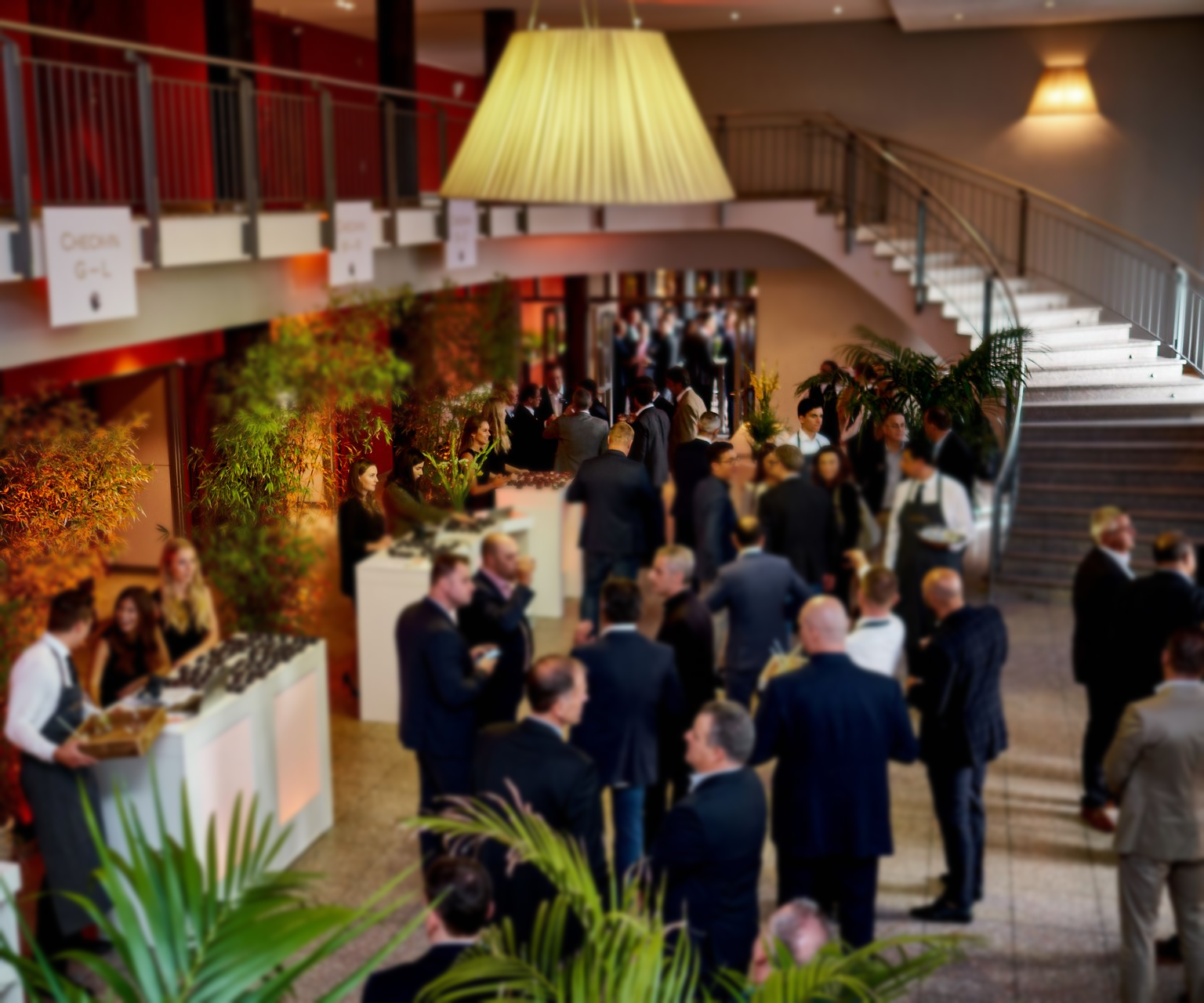 Hauptfoyer mit Aufgang zur Empore BALZER-Event-Location-Zoo-Gesellschaftshaus-Hauptfoyer-mit-Registrierung-und-Aufgang-zur-Empore-rechts