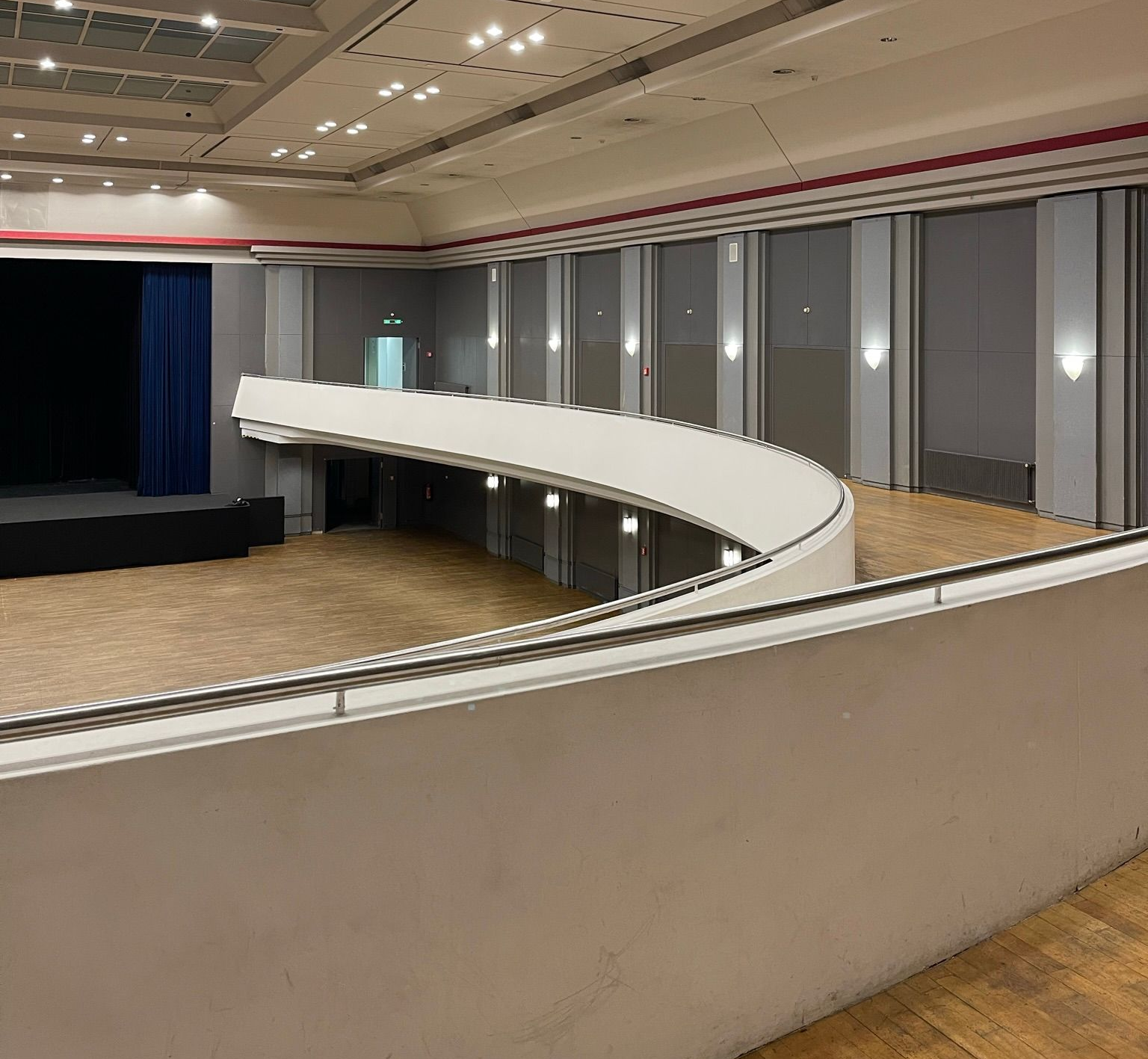 Blick auf Empore rechts BALZER Event Location Zoo Clubhouse Gallery on the right