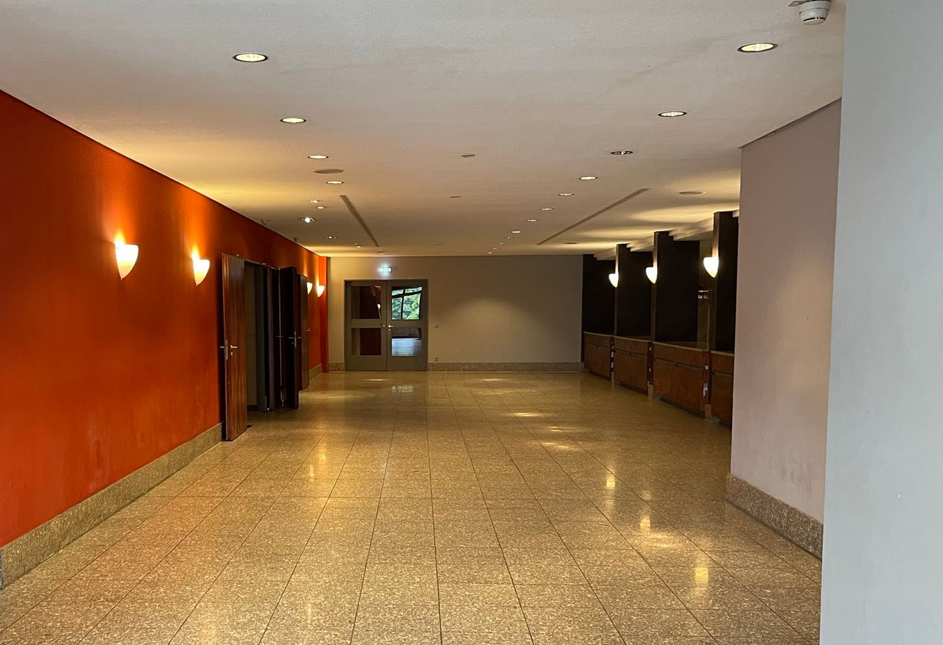 West foyer with entrances to the Great Hall BALZER Event Location Zoo Clubhouse West Foyer Cloakroom