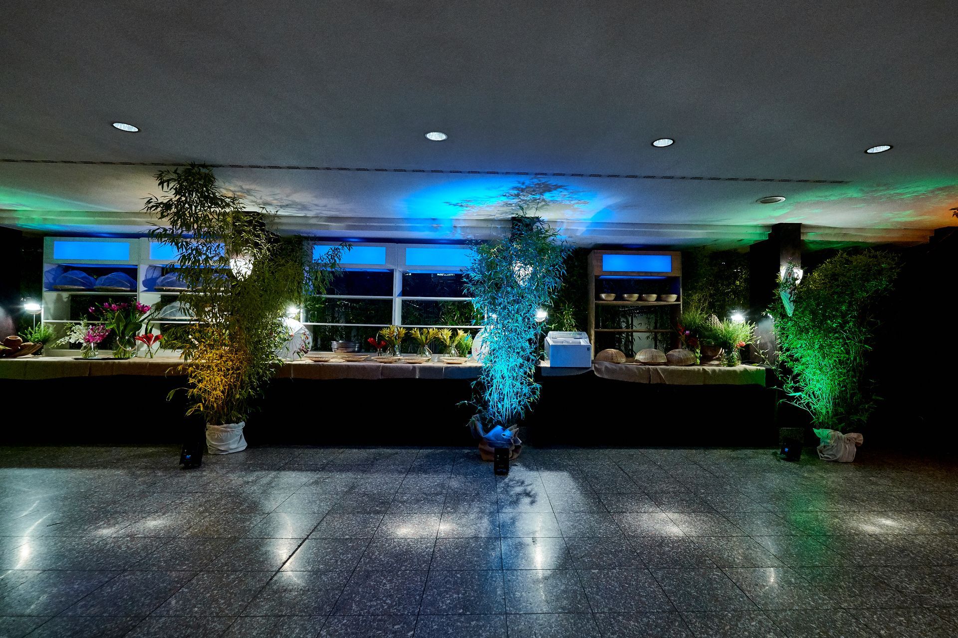 Westfoyer mit Eingängen in den Großen Saal und Garderobe BALZER Event Location Zoo Clubhouse West Foyer with Buffet Area