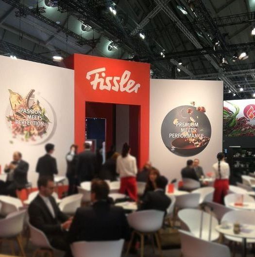 1. Bild: Messestand Fissler mit Restaurant (ausgerichtet by BALZER) - 2. Bild: Messe-Food-Konzepte BALZER-BUSINESS-Messestand-Fissler-mit-Restaurant