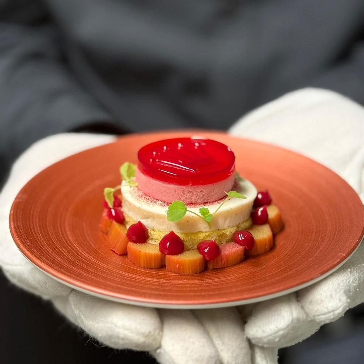 Bild 1: Mehrschichtiges Dessert mit ROLEX-Logo auf rotem runden Teller - Bild 2: Food-Präsentation BALZER PREMIUM dessert with ROLEX logo