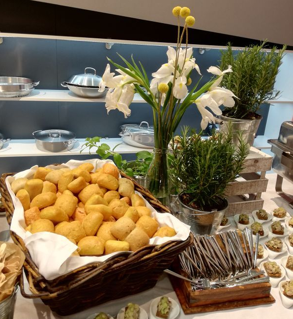1st image: Fissler exhibition stand with restaurant (organized by BALZER) - 2nd image: Trade fair food concepts BALZER BUSINESS trade fair food concept at the stand