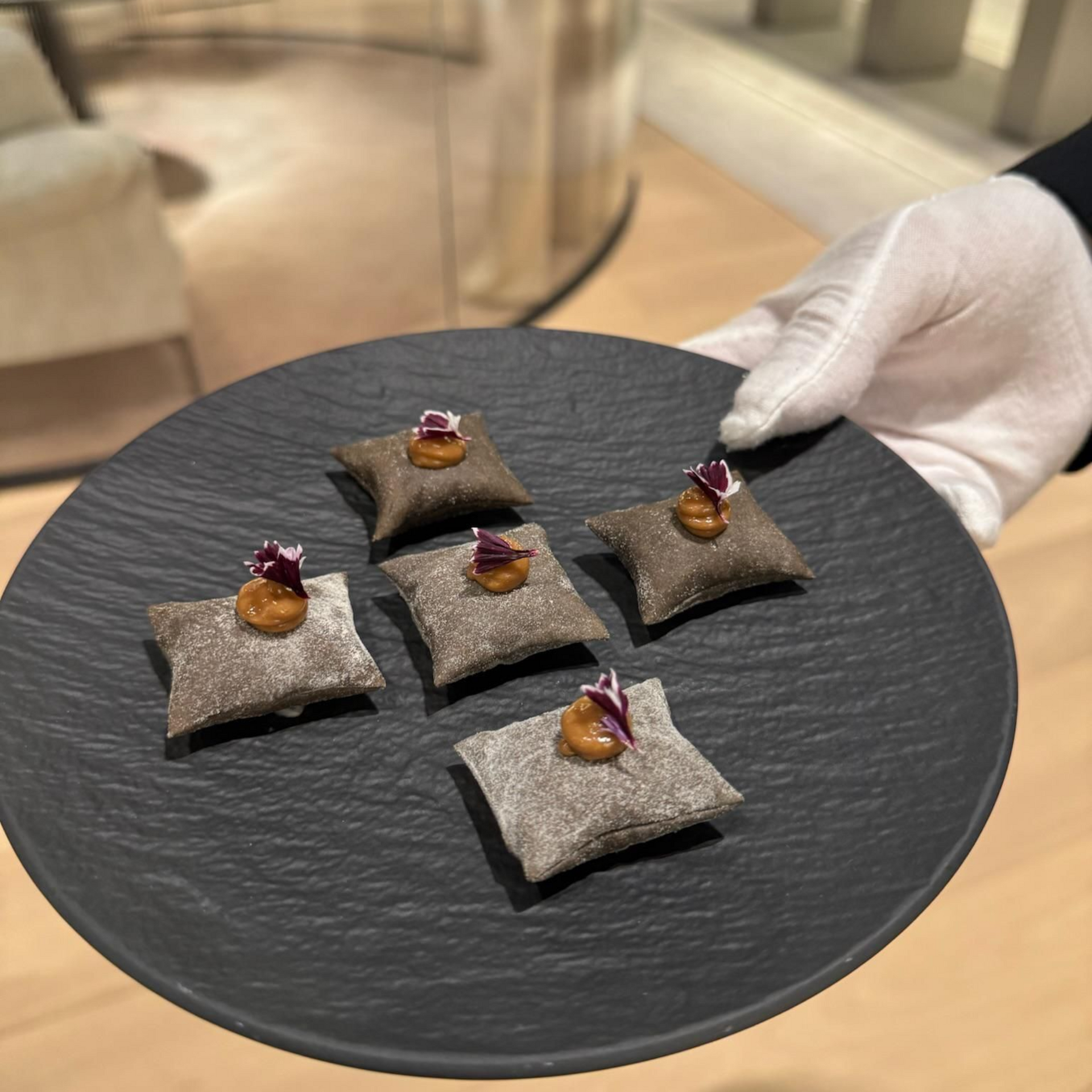 Mehrschichtiges Dessert mit ROLEX-Logo auf rotem runden Teller - Bild 2: Food-Präsentation BALZER-PREMIUM-Dessert-auf-rundem-dunklen-Teller