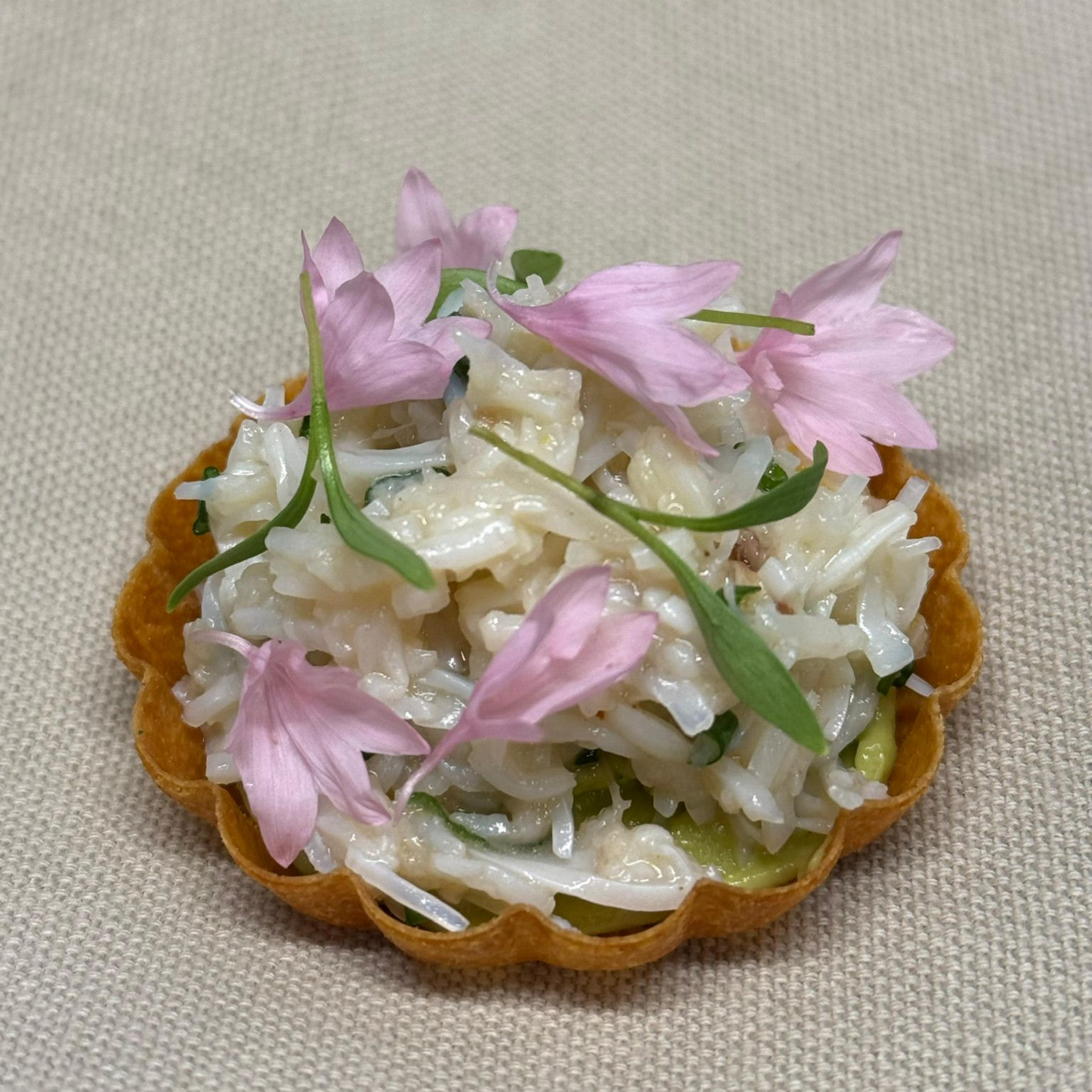 Bild1: Exklusives Food-Konzept, Süppchen in Schale - Bild 2: Tartele BALZER-PREMIUM-Exklusives-Food-Konzept-Tartelette-mit-lila-Bluete