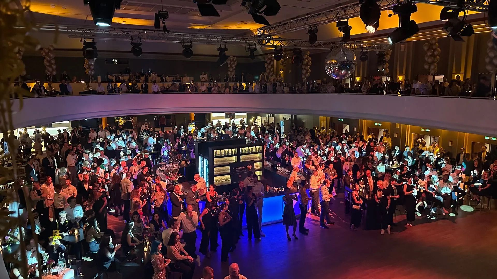 900 Gäste im Großen Saal des Zoo Gesellschaftshauses BALZER-CREATIVE-Event-im-Zoo-Gesellschaftshaus