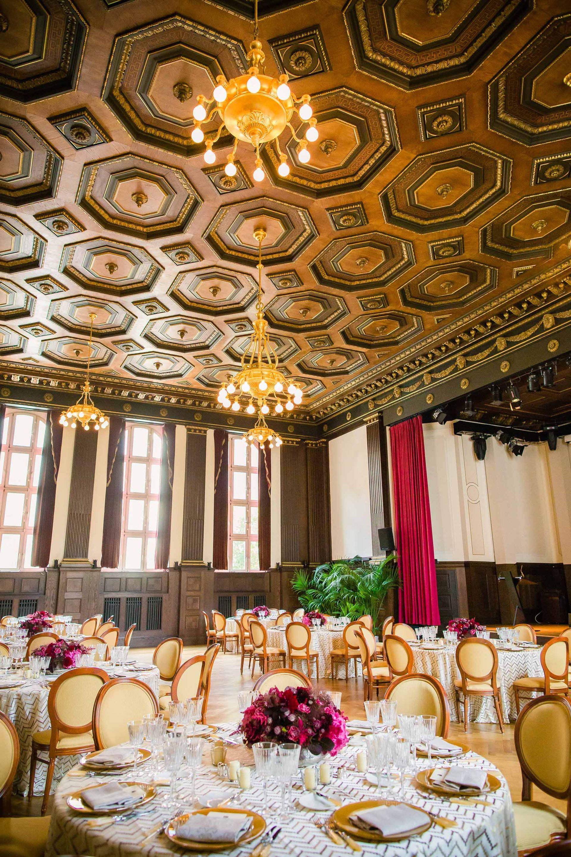 Round tables with hand-sewn tablecloths and high-quality set-up, partly from our own inventory - Hover image: Hand-sewn throws for bar tables BALZER PREMIUM Berlin Meistersaal Exclusive Event