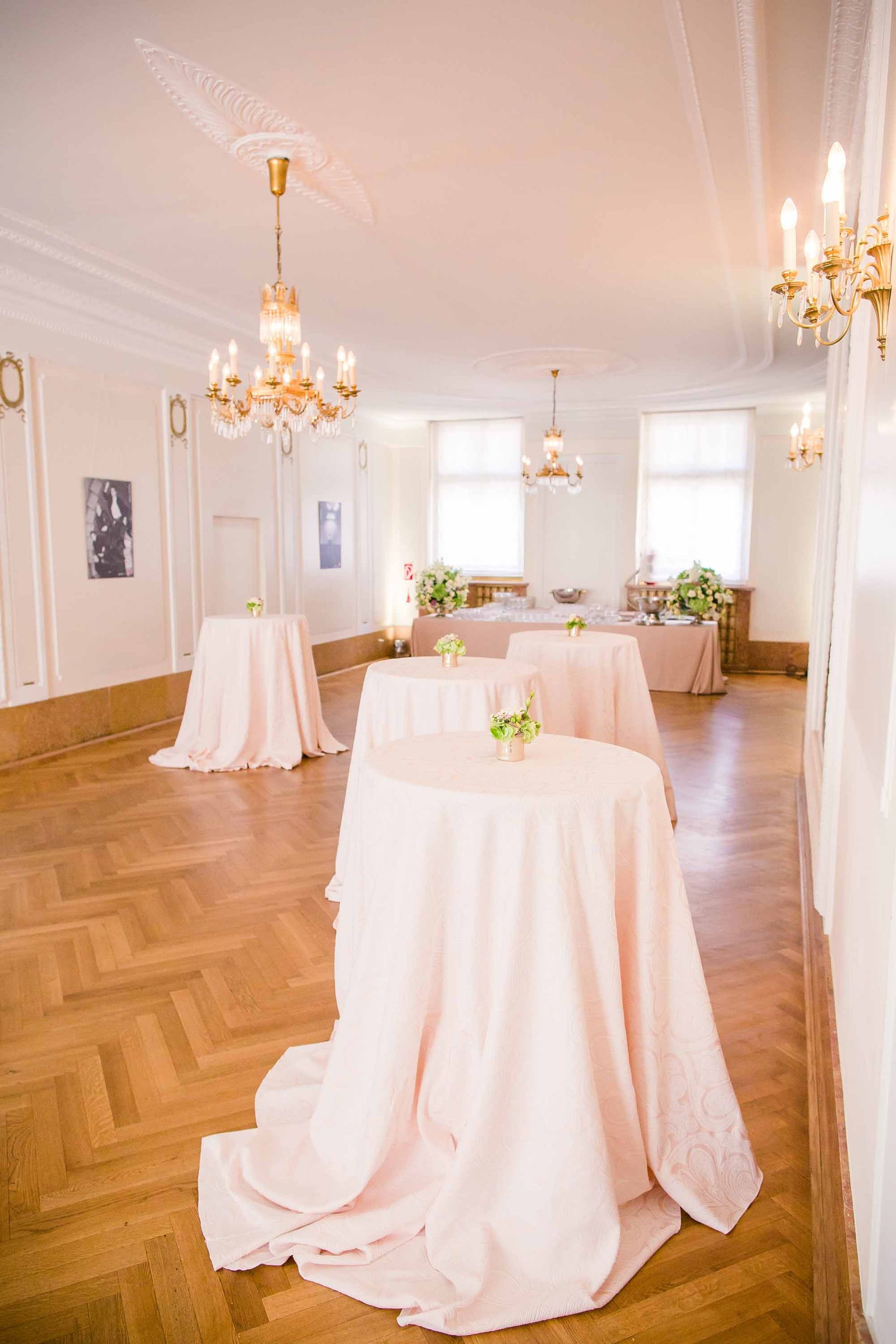 Runde Tische mit handgenähten Tischdecken und hochwertigem Set-up, teils aus eigenem Bestand - Hoverbild: Handgenähte BALZER-PREMIUM-Berlin-Meistersaal-Exklusiver-VIP-Event