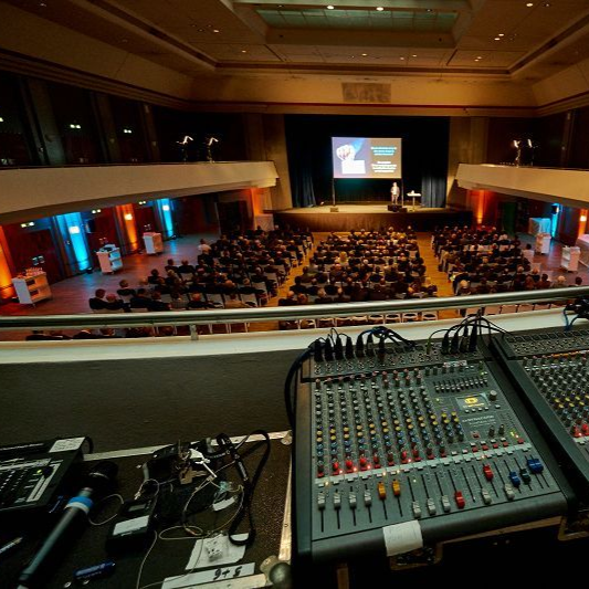 Creative Line - Event für 400 internationale Gäste, Speisen für neun internationale Religionen - Hoverbild: Blick in den Großen Saal während