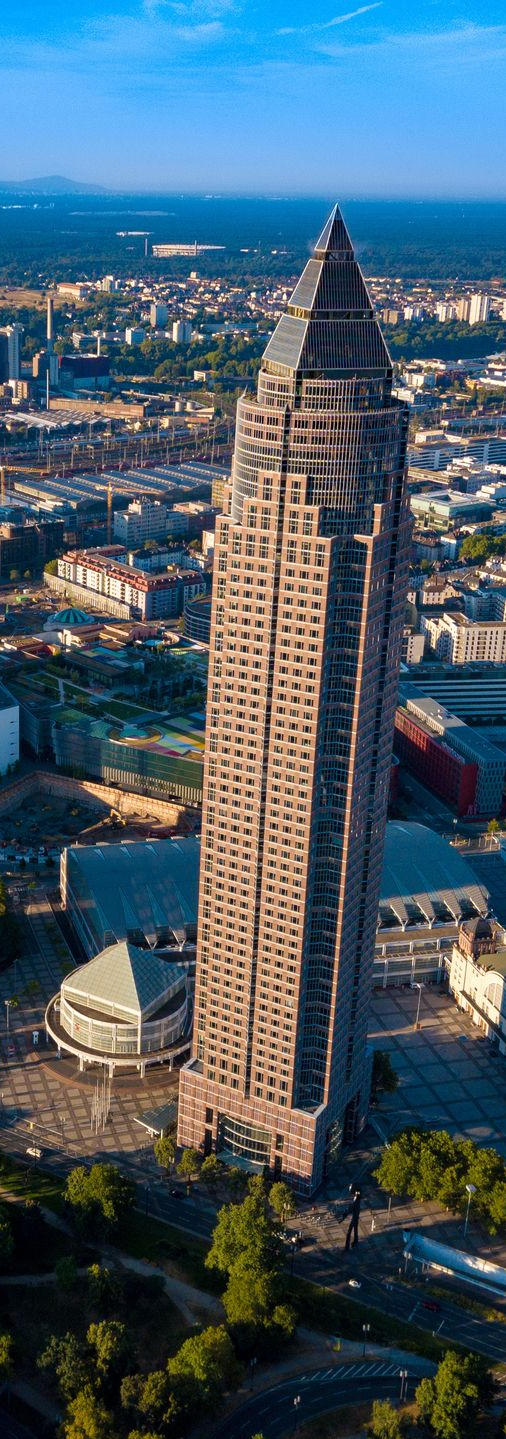 1. Bild Messeturm in Frankfurt auf dem Messegelände - 2. bild mit Teil von Messegelände und Frankfurter Flughafen am Horizont BALZER-DMC-INCOMING-PARTNER-FRANKFURT-fuer-Eventdienstleistungen-und-Eventmanagement