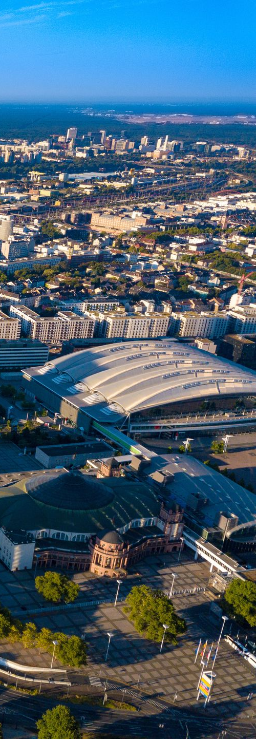1. Bild Messeturm in Frankfurt auf dem Messegelände - 2. Bild mit Teil von Messegelände und Frankfurter Flughafen am Horizont BALZER-DMC-INCOMING-PARTNER for event services and event management – here exhibition grounds from a bird's eye view
