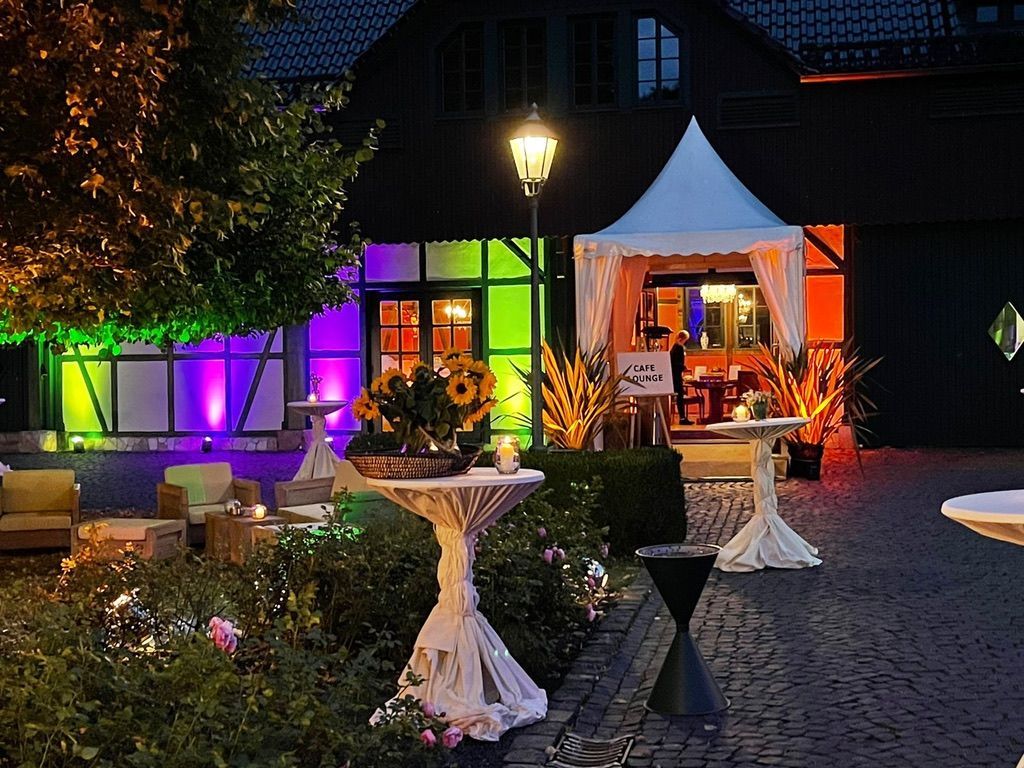 Eine feierlich gedeckt und dekorierte Location in Frankfurt