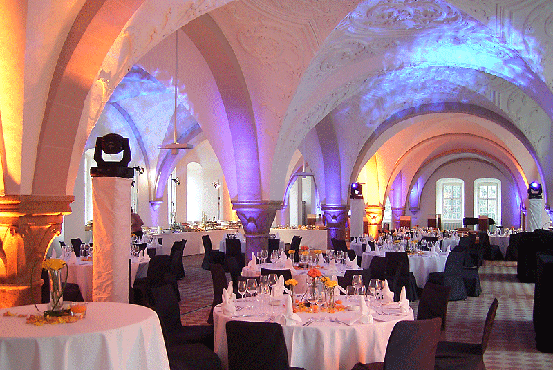 Eine schön und bunt dekorierte Eventlocation in Frankfurt