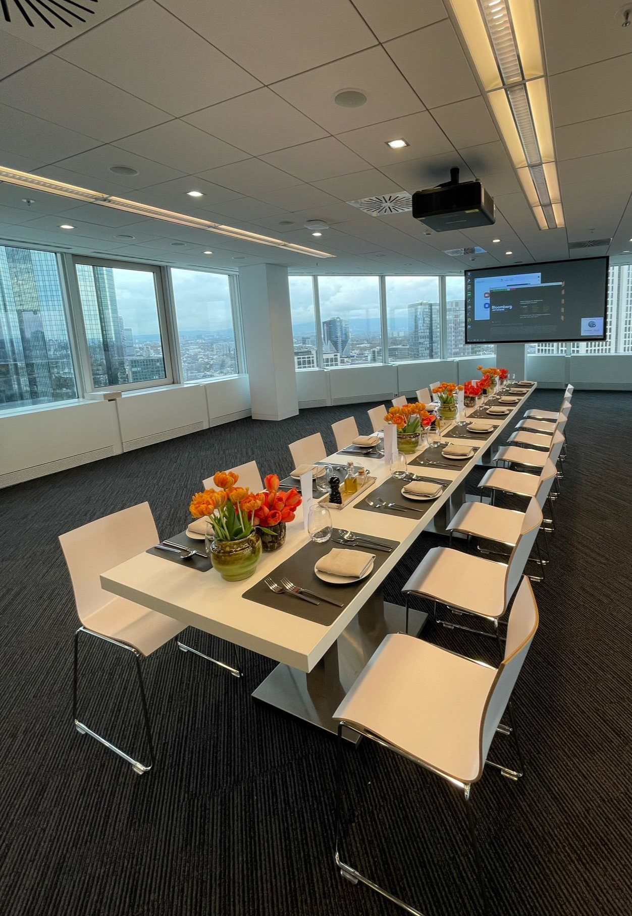 Eine gedeckte Tafel bei einem Businesscatering in Frankfurt