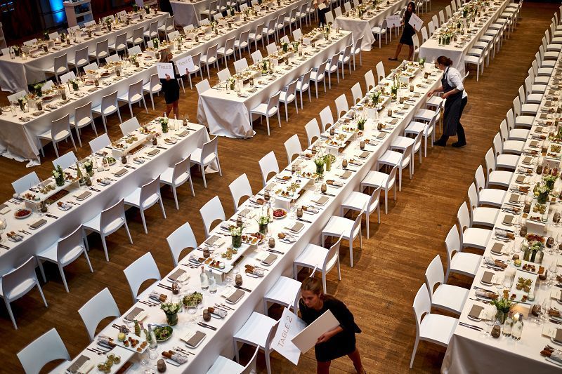 BALZER-DMC-INCOMING-PARTNER-Kongress-und-Galaabend-400-Gaeste-Gedeckte-Tafeln-im-Grossen-Saal