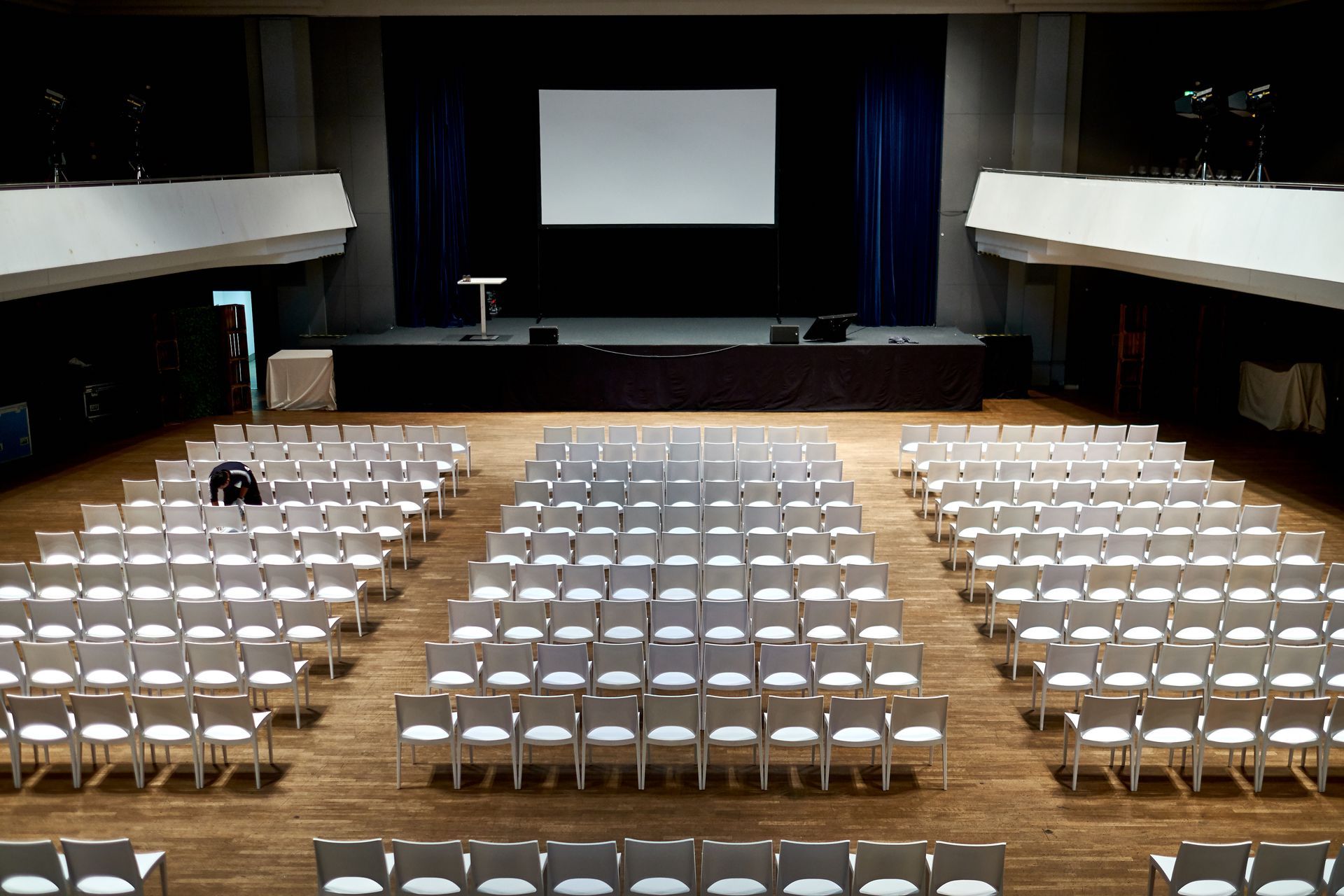 BALZER-DMC-INCOMING-PARTNER-Kongress-und-Galaabend-400-Gaeste-Kongressbestuhlung-Grosser-Saal