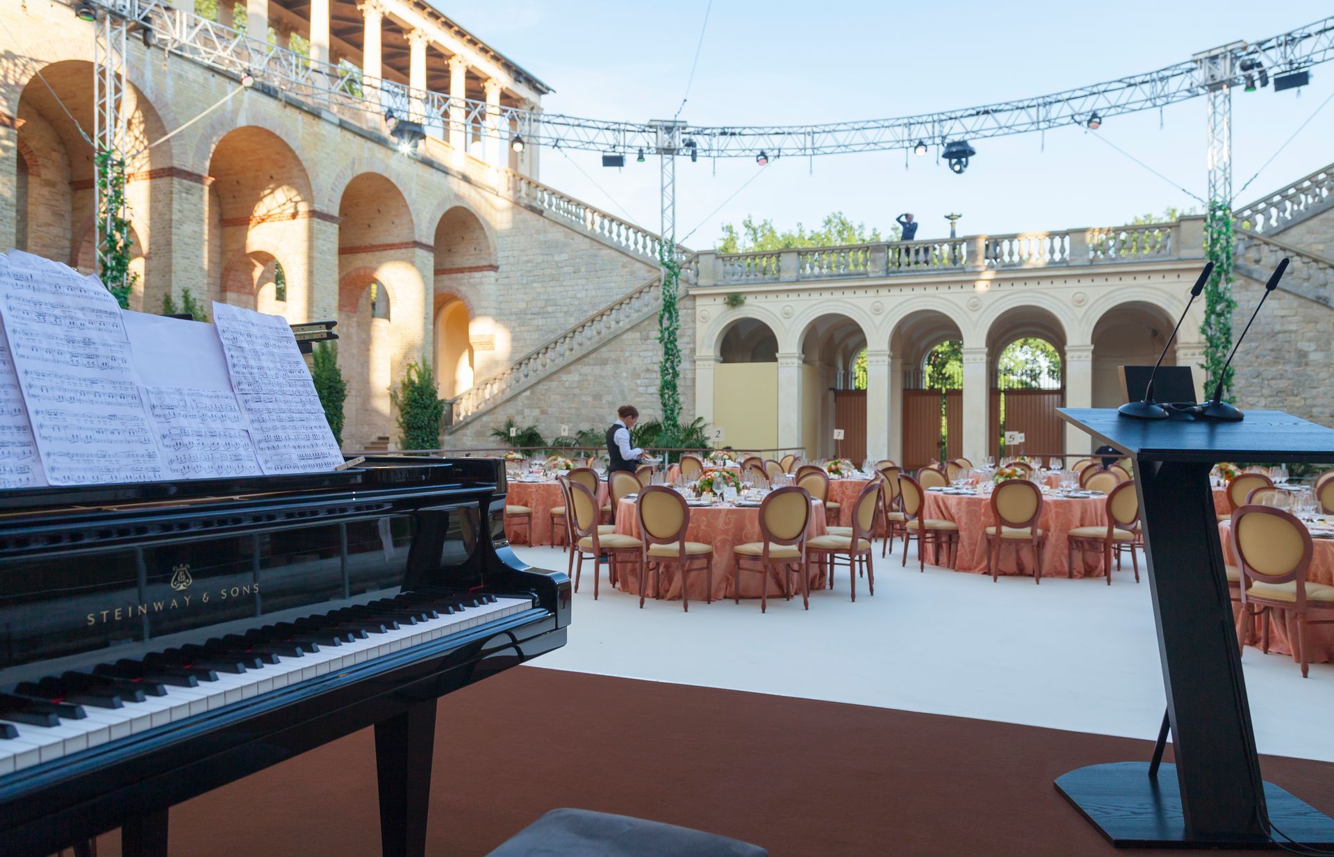 Eventlocation in Frankfurt, fertig für Gäste, Klavier links vorne im Bild