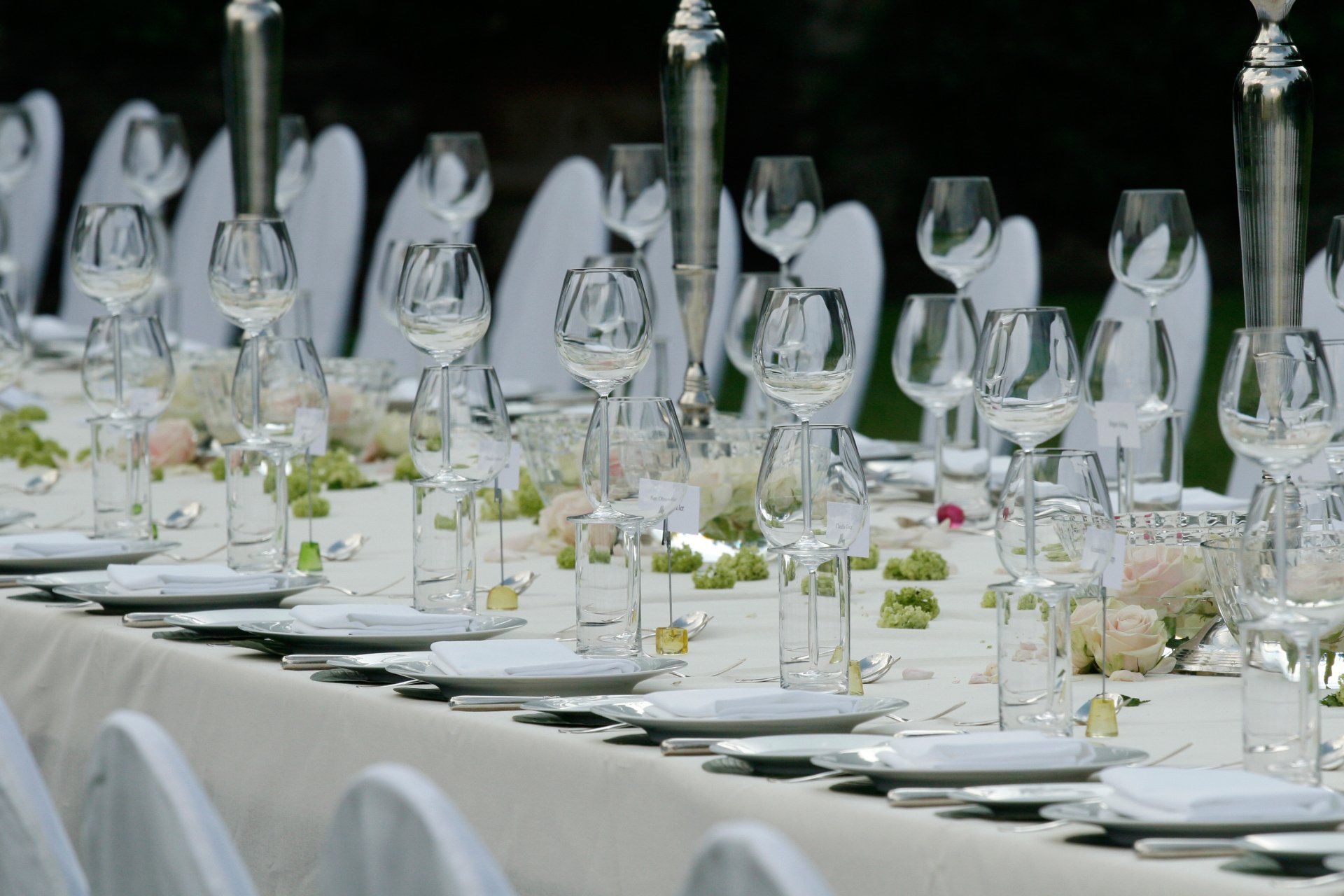 Gedeckte Tafel im Rheingau mit Weingläsern