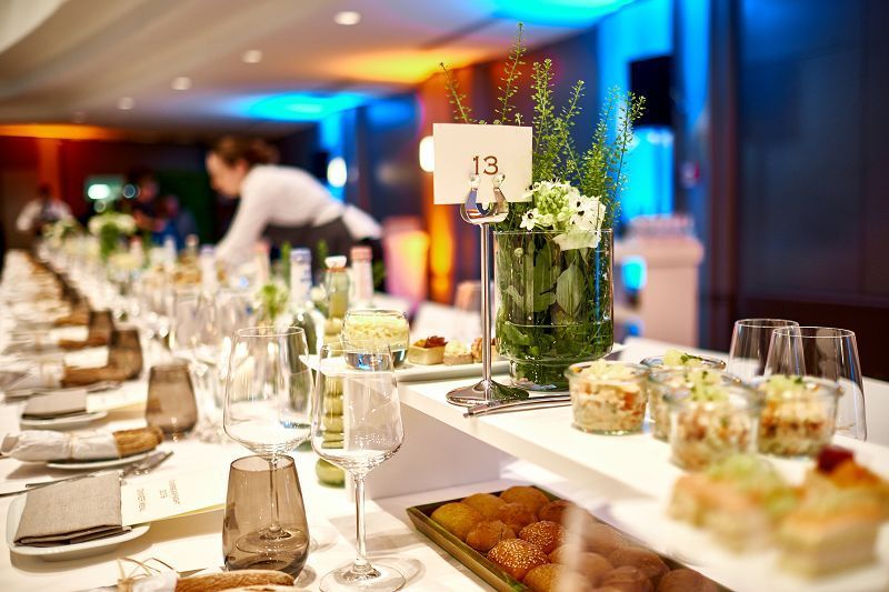 BALZER-DMC-INCOMING-PARTNER-Kongress-und-Galaabend-400-Gaeste-Banquett-Tafeln