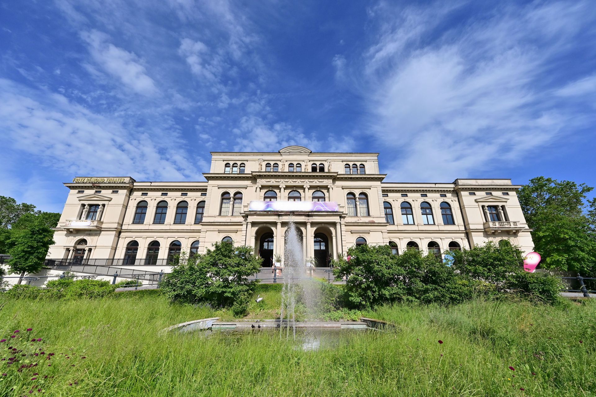 BALZER-DMC-INCOMING-PARTNER-Sommerfest-650-Gaeste-Zoo-Gesellschaftshaus-Frankfurt-Aussenansicht