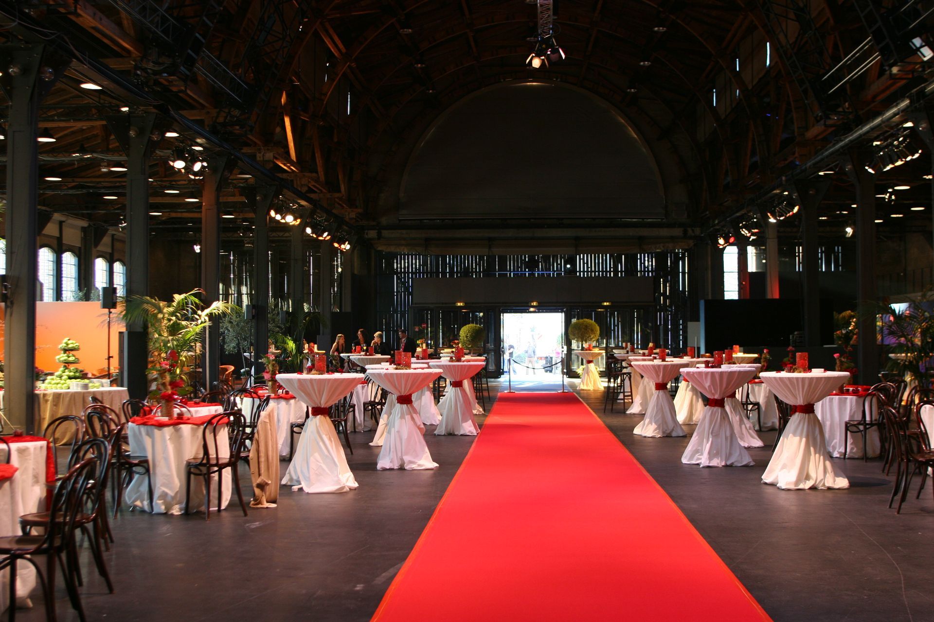 BALZER-DMC-INCOMING-PARTNER-Kunden-Event-500-Gaeste-Bockenheimer-Depot-Frankfurt-Raumambiente-mit-rotem-Teppich