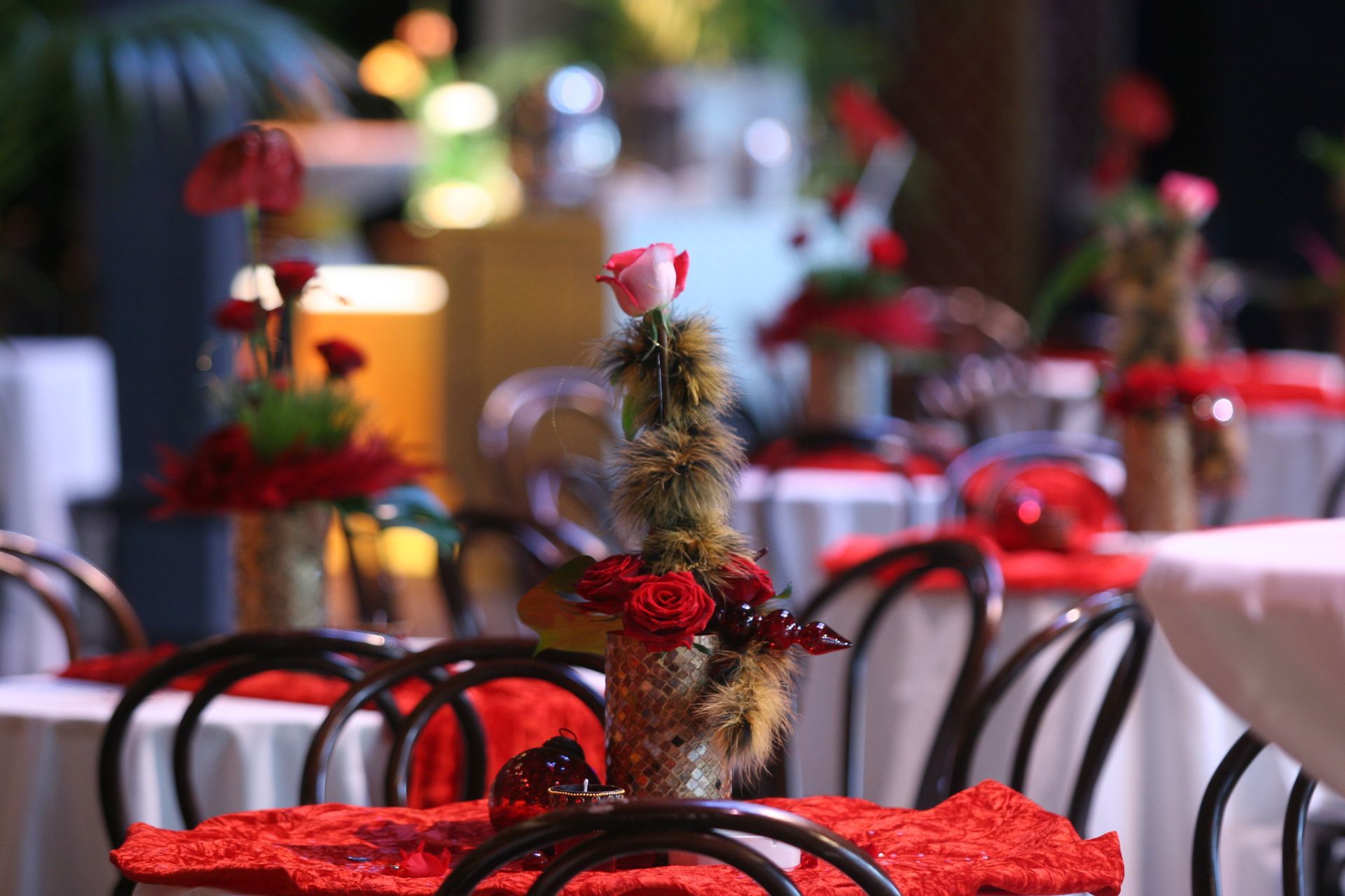 BALZER-DMC-INCOMING-PARTNER-Bockenheimer-Depot-Kunden-Event-500-Gaeste-Frankfurt-lockere-Bestuhlung-mit-roter-Dekoration