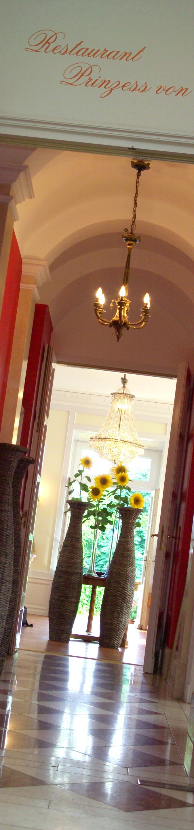 Blick in den Schlosspark vom Restaurant Balzers Schlosskeller (2002). Das Hoverbild zeigt den Eingang in das Restaurant BALZER-Historie-Schloss-Rheinhardthausen-Restaurant-Prinzess-von-Erbach