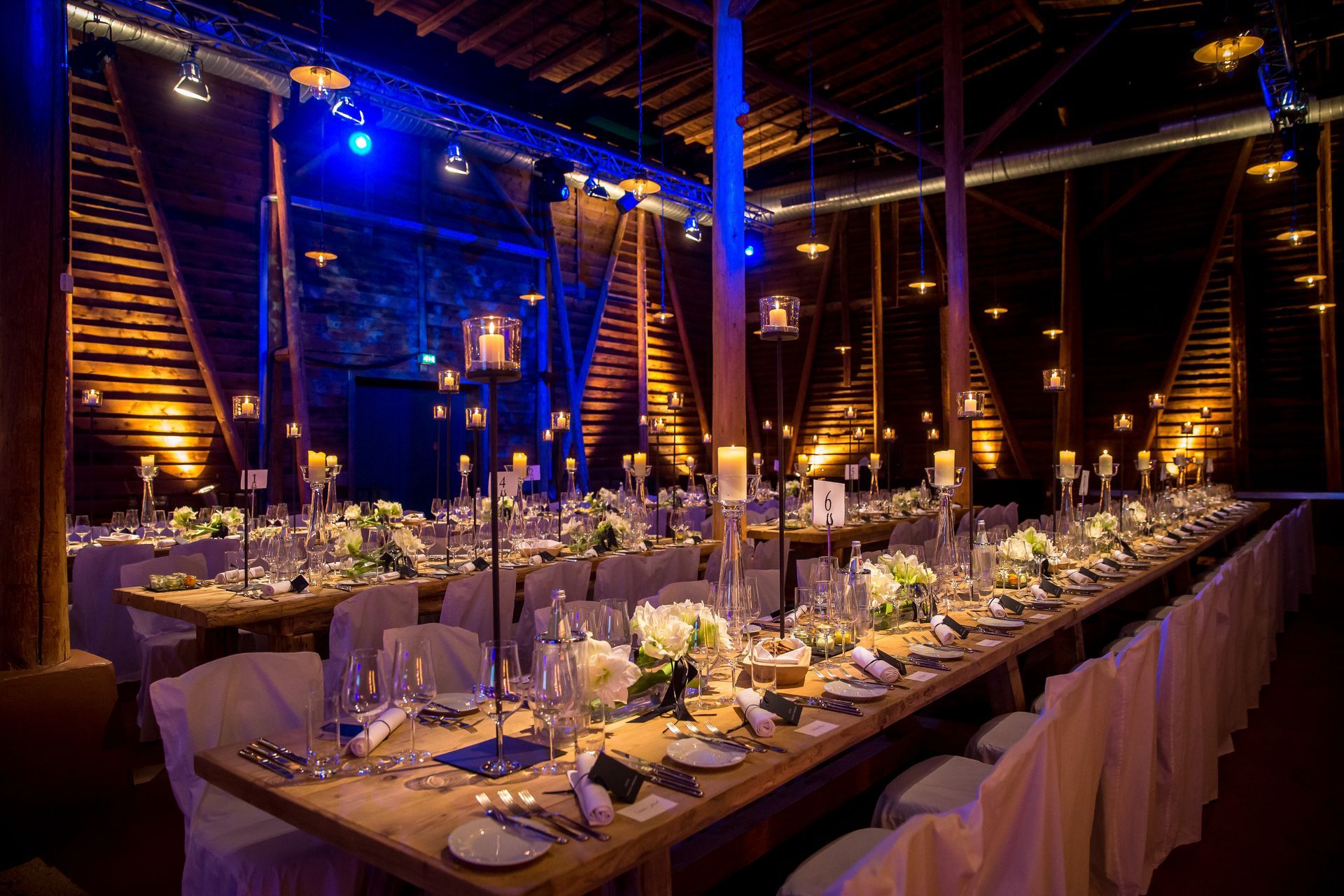 Eine feierlich gedeckt und dekorierte Location in Frankfurt