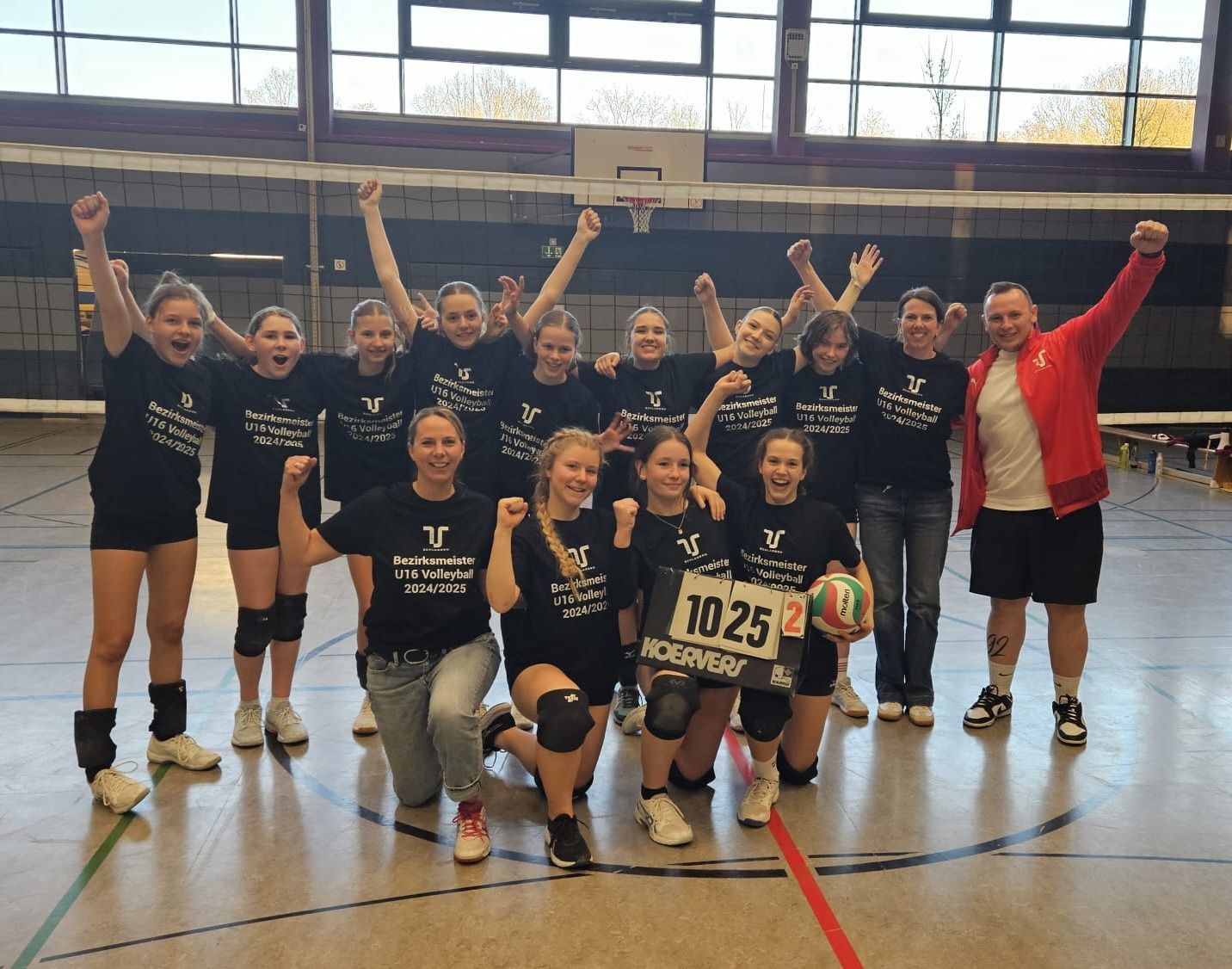 TuS-Vorsitzender Waldemar Stirz freut sich mit der erfolgreichen U16 TuS-Vorsitzender Waldemar Stirz freut sich mit der erfolgreichen U16