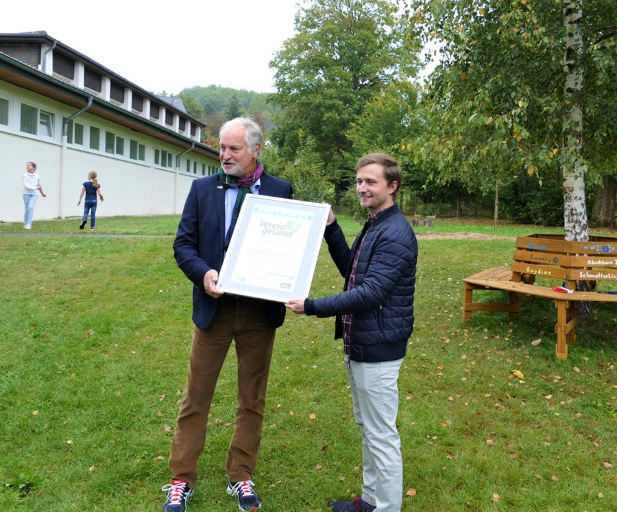 Präsident des Kreissportbundes Rhein-Sieg Wolfgang Müller (links) mit Fabian Jasser (rechts) bei der Übergabe. Präsident des Kreissportbundes Rhein-Sieg Wolfgang Müller (links) mit Fabian Jasser (rechts) bei der Übergabe.