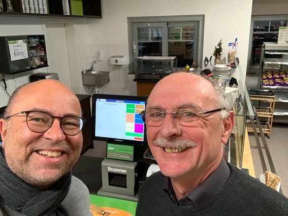 Professor Dr. Stephan Rüschen von der DHBW Heilbronn mit Heinz Colligs vom Der NEUE Laden Hosskirch