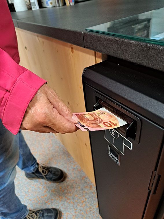 Mit Karte oder Bargeld zahlen im NEUEN Laden Hosskirch