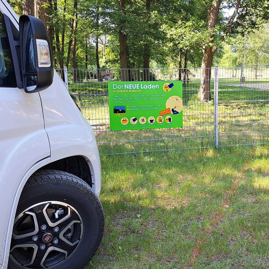 Hinweisschild Der NEUE Laden am Hosskircher Weiher