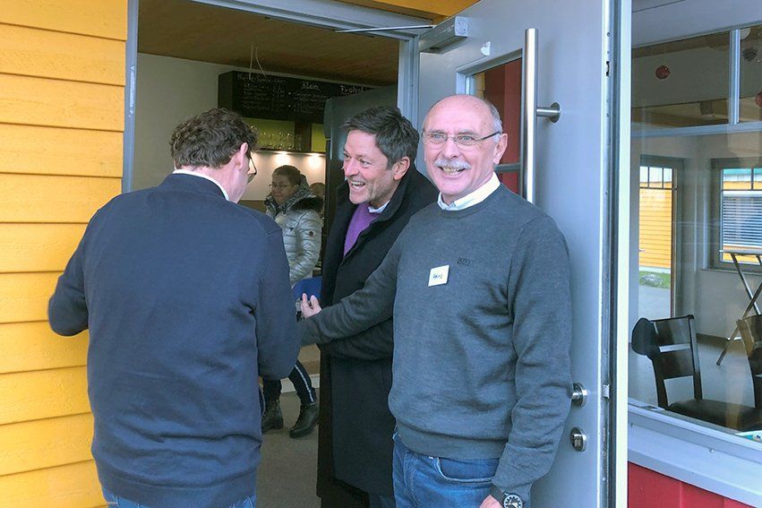 Bruno Germann, Bürgermeister Roland Haug und Heinz Colligs eröffnen offiziell den Betrieb des NEUEN Ladens.