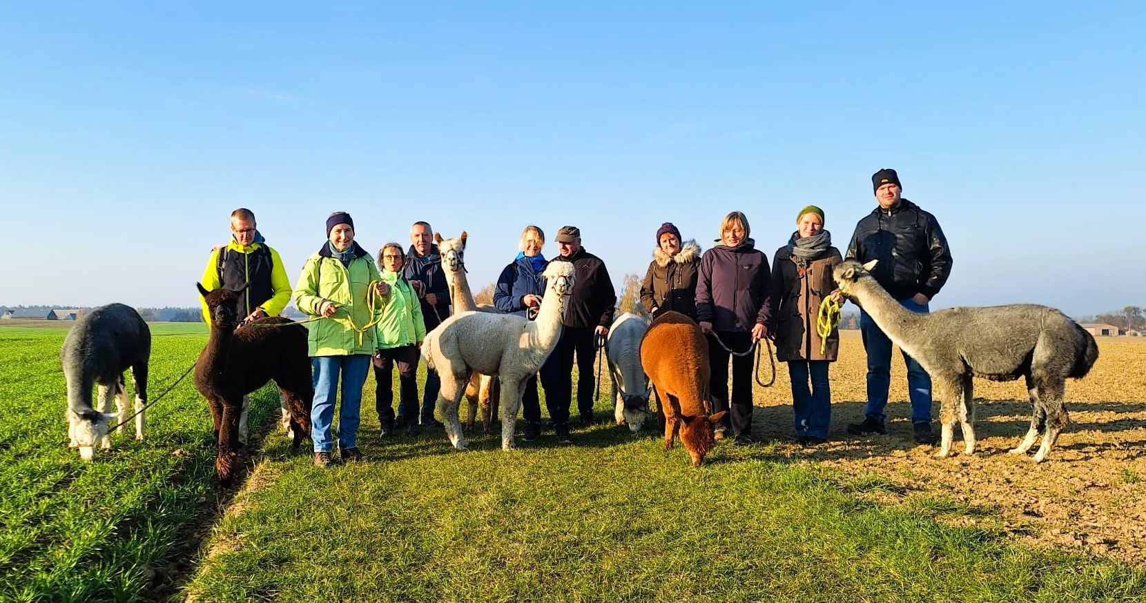 Gruppenfoto bei der Alpakawanderung