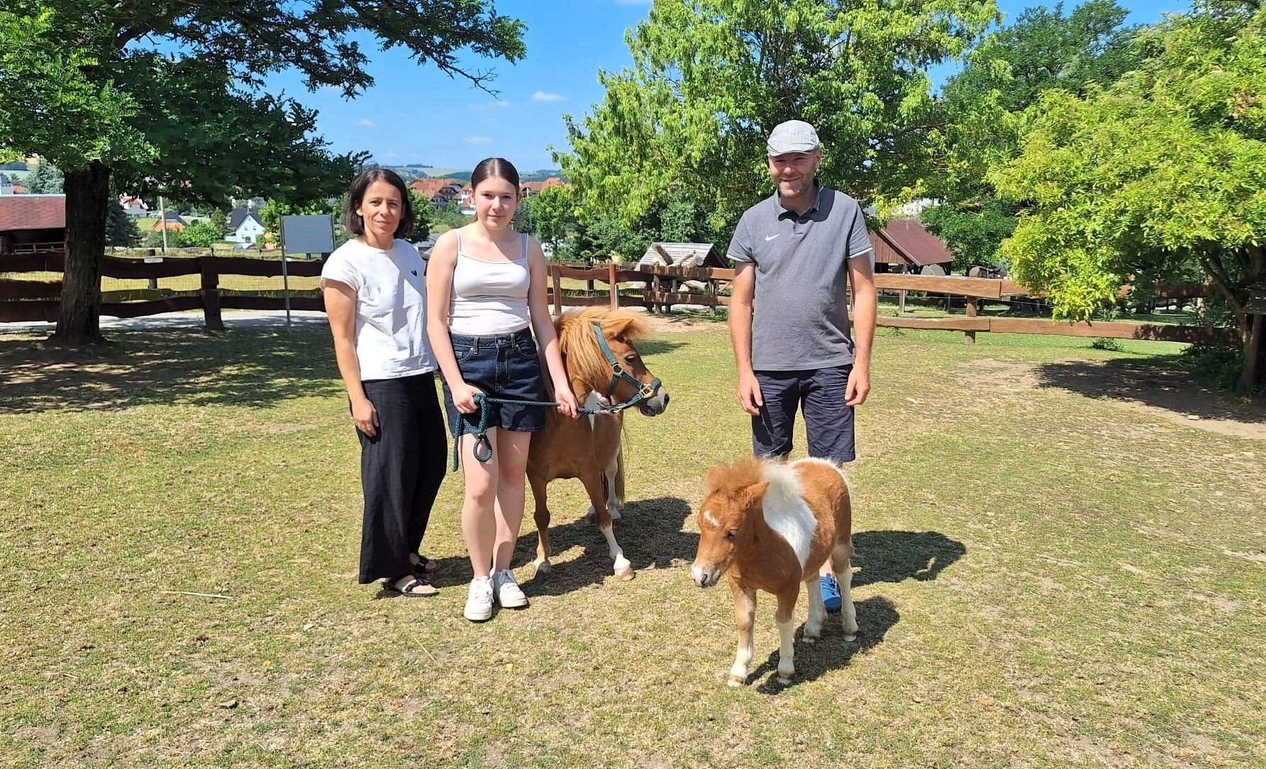 Shetlandpony-Fohlen Lio mit seiner Patin Greta