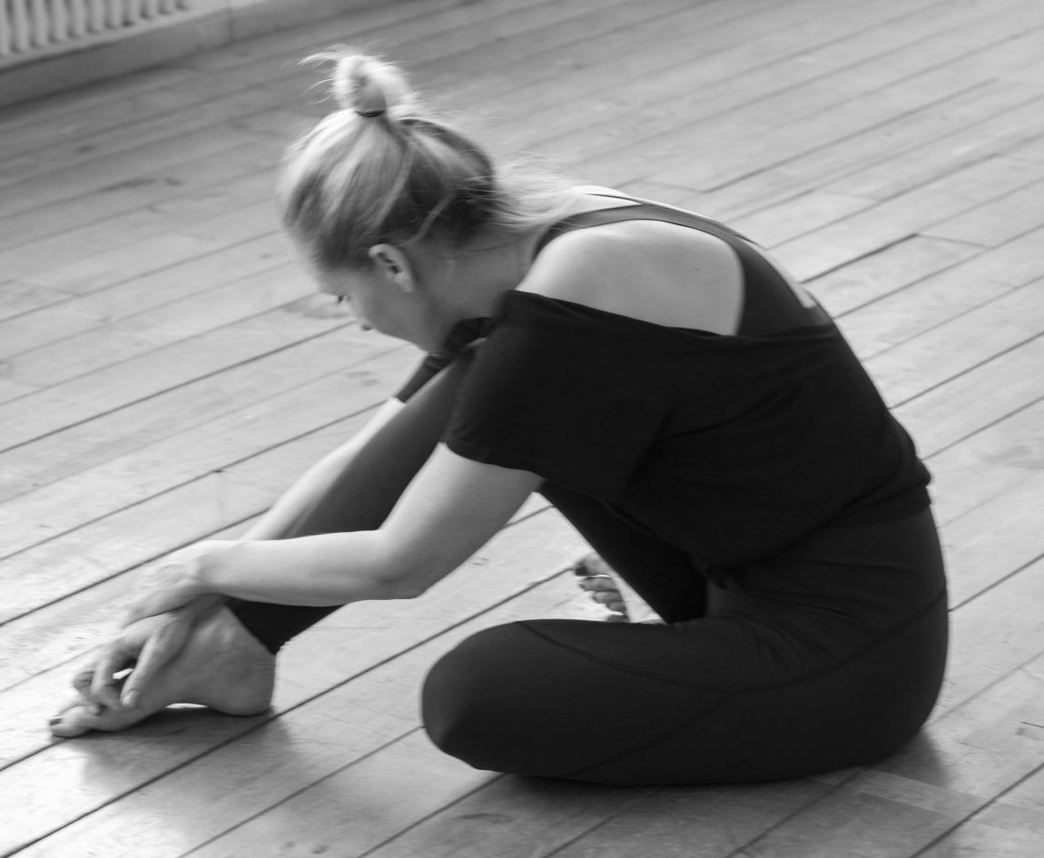 „Yogalehrerin Claudia Yazer aus Nürnberg in einem stillen Moment – Achtsamkeit, Selbstfürsorge und feminine Präsenz“