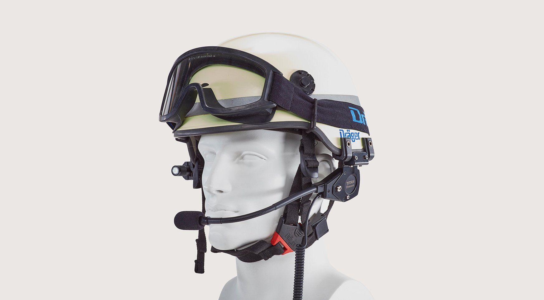 Das Bild zeigt den Feuerwehrhelm HPS 4300 der Marke Dräger, mit montiertem Adapter und Lampe sowie montierter Helmsprechgarnitur.